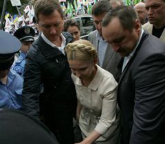 Юлия Тимошенко заходит в здание Печерского районного суда Киева. 7 июля