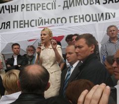 Юлія Тимошенко під час мітингу біля будівлі Печерського районного суду в Києві. 7 липня