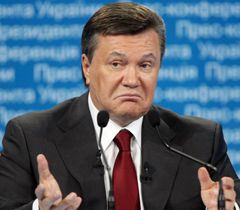 Виктор Янукович выступает во время пресс-конференции в Киеве. 8 июля