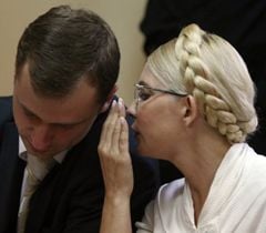 Юлія Тимошенко та адвокат Микола Титаренко розмовляють в залі засідань Печерського районного суду. Київ, 11 липня