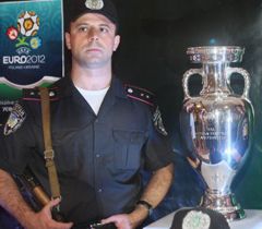 Співробітник міліції охороняє Кубок УЄФА ЄВРО-2012 під час презентації у Львові Співробітник міліції охороняє Кубок УЄФА ЄВРО-2012 під час презентації у Львові