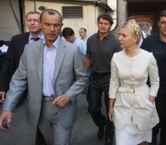 Андрій Кожем`якін і Юлія Тимошенко після закінчення судового засідання біля Печерського районного суду