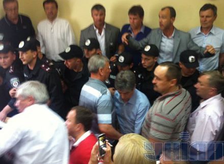 Суд над Тимошенко: «грифоны» теснили депутатов, Тимошенко перекрикивала свидетелей
