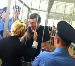 Юрій Луценко і Юлія Тимошенко розмовляють  під час судового засідання у справі Луценка в Печерському суді
