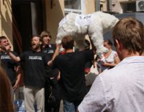 Противники Тимошенко принесли под Печерский суд медведя (фото)