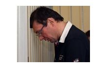 Суд уже два часа думает, переносить заседание в деле Луценко или нет