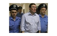 У Луценко отобрали скамейки и нацелились на адвоката