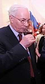 У Азарова решили поднять минимальные цены на алкоголь