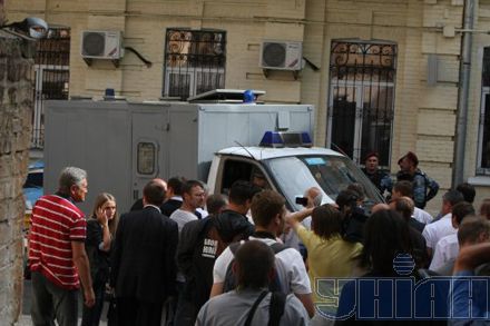 Вирвавшись із залу суду, нардепи-бютівці спробували перешкодити відправці Тимошенко до СІЗО