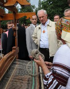 ...с ковровщицей у ткацкого станка