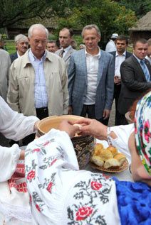 ... с министром аграрной политики наблюдают за приготовлением пирогов