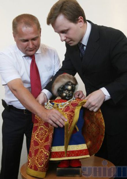 В Брюсселе мальчик будет писать в костюме Ярослава Мудрого