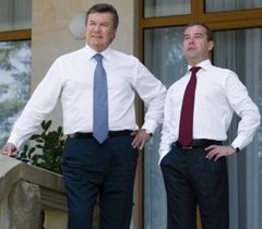 Виктор Янукович и  Дмитрий Медведев во время встречи в Сочи. 11 августа