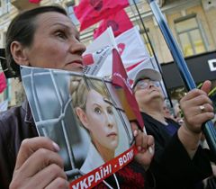 Участница акции в поддержку Юлии Тимошенко возле Печерского районного суда в Киеве. 11 августа