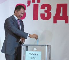 Николай Рудьковский во время тайного голосования во время XVII съезда СПУ. 14 августа