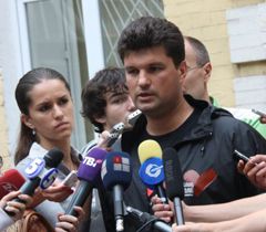 Михаил Ливинский отвечает на вопросы журналистов возле здания Печерского суда. Киев, 17 августа