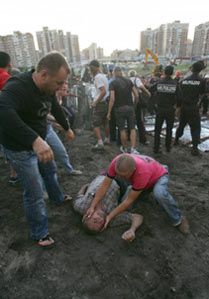 Побоище за землю на Троещине, есть раненые (фоторепортаж)