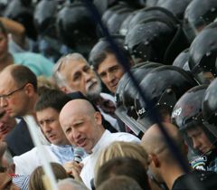 Турчинов, Кириленко, Яценюк и Кармазин возле бойцов ”Беркута”, которые стоят в оцеплении. Киев, 24 августа