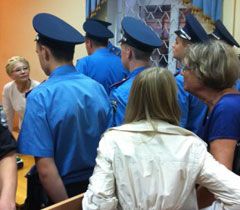 Юлія Тимошенко намагається привітатися з Ханне Северінсен, яка прибула у Печерський суд