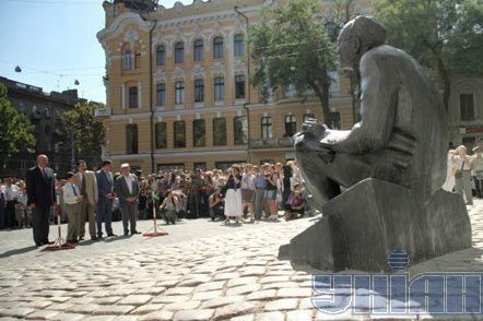 Экс-министр культуры России Михаил Швыдкой, правнук и внук Исаака Бабеля Николай и Андрей, мэр Одессы Алексей Костусев и писатель Михаил Жванецкий