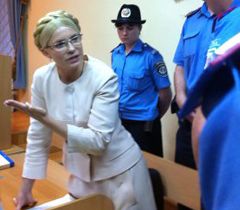 Юлия Тимошенко во время судебного заседания в Печерском районном суде. Киев, 2 сентября