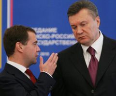 Янукович, Медведєв 