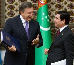 Виктор Янукович и Гурбангулы Бердымухамедов после подписания договоров. Ашхабад, 12 сентября