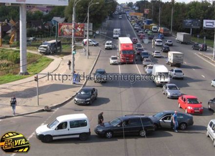 У Києві вантажівка без гальм протаранила дев'ять авто (фото)