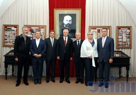 Зліва направо: міністр освіти і науки Дмитро Табачник, засновник ”Музею Шереметьєвих” Олексій Шереметьєв, Посол Росії в Україні Михайло Зурабов, прем`єр-міністр Микола Азаров, правнук Петра Столипіна Аркадій Столипін, голова Держагентства з питань науки Володимир Семиноженко