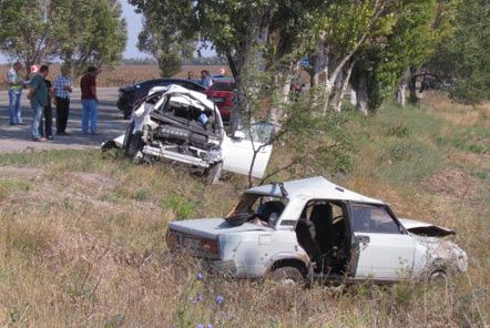 В аварии на трассе близ Мариуполя погибли двое людей (фото)