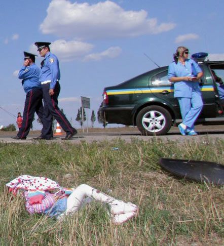 В аварии на трассе близ Мариуполя погибли двое людей (фото)