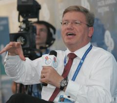 Комиссар ЕС Штефан Фюле выступает во время VIII Ялтинской встречи