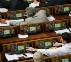 Народные депутаты голосуют во время заседания Верховной Рады. Киев, 20 сентября
