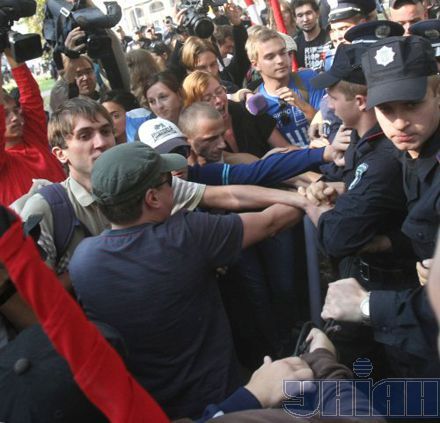 На Михайловской площади студентов грузят в автозак (добавлены фото)