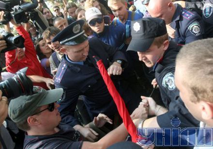 На Михайловской площади студентов грузят в автозак (добавлены фото)