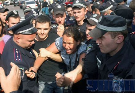 На Михайловской площади студентов грузят в автозак (добавлены фото)