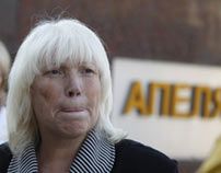 Пенсіонерка Галина Швидка біля будівлі Апеляційного суду Києва.24 серпня в Києві на знак протесту проти політичних репресій і встановлення диктатури в Україні Швидка відрізала прізвище Януковича від стрічки на його вінку до пам`ятника Тарасу Шевченку