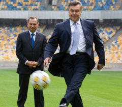 Віктор Янукович робить пробний удар по м`ячу на новому полі «Олімпійського». Київ, 23 вересня 