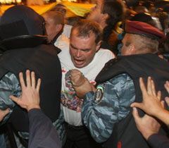 Під час зіткнення прихильників Тимошенко і ”Беркута” біля Печерського суду. 27 вересня