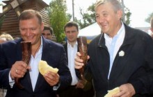 Добкін і Чернов проїхалися трійкою на відкритті «Весілля в малинівці»