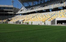 На стадіоні до Євро-2012 розстелили футбольне поле. Фото