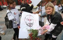 Студенти змагалися, хто краще влучить квітами в карикатуру Табачника (фото)