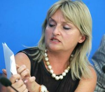 Жена Юрия Луценко Ирина демонстрирует заключения врачей после обследования ее мужа. Киев, 1 сентября