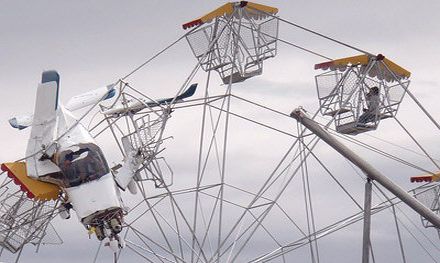 В Австралии самолет врезался и застрял в колесе обозрения (фото)