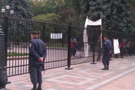 Литвин не знает, кто «посадил» ВР в двухметровую клетку (фото)