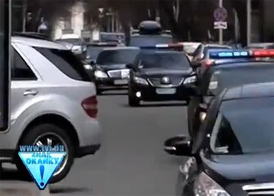 Охорона Азарова: «водитель е***ой тойоты, вправо принимаем!» (відео)