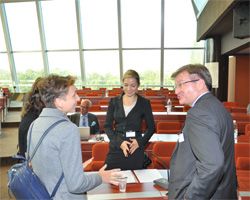 Евгения Карр и Григорий Немыря общаются с журналистами перед встречей с группой народных партий Парламентской Ассамблеи Совета Европы