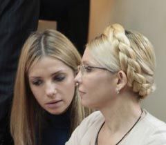 Юлія Тимошенко зі своєю дочкою Євгенією Карр під час засідання суду. Київ, 11 жовтня 