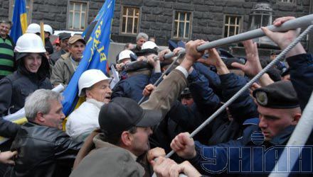 Шахтеры пытаются снести заграждение возле Кабмина (фото)