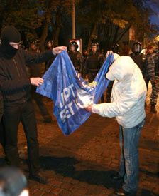 Участники Маршу слави УПА спалили прапор Партії регіонів (фото)